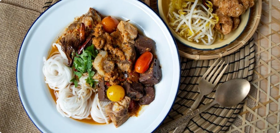 Khanom Jeen Nam Ngiaw - Rice noodles with spicy pork sauce